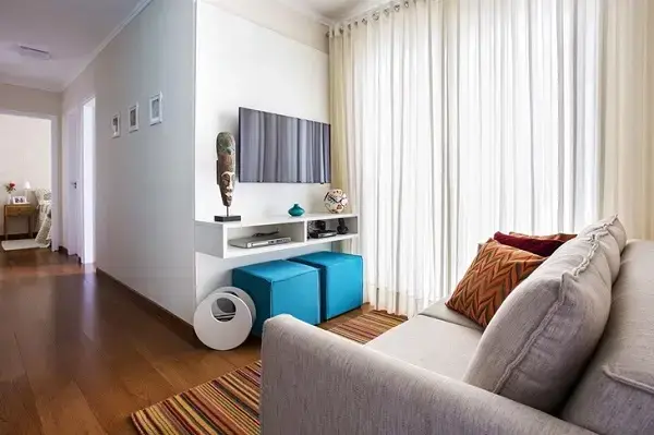 Decoração de casas pequenas sala de tv com sofá cinza