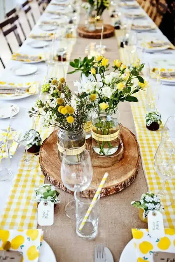 42- A decoração dia das mães para almoço grande tem como inspiração as cores amarela e branca. Fonte: Decoro pra Você