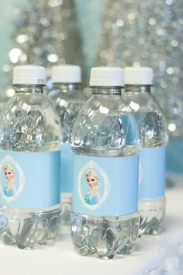 Faça rótulos personalizados para as garrafas de água e transforme em lindas lembrancinhas. Fonte: A minha festinha