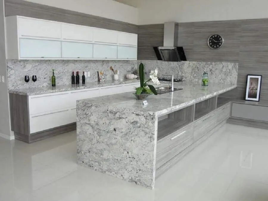 Granito branco Ceará para decoração de cozinha ampla com ilha Foto Gran Ramos
