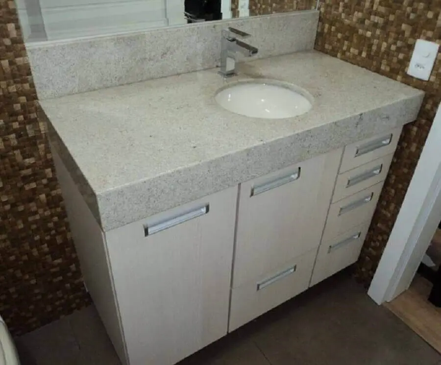 Granito branco Itaúnas para banheiro simples com revestimento de pastilha marrom Foto Grupo Comelli