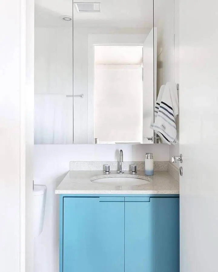Granito branco Polar para decoração de banheiro pequeno com armário azul Foto Sesso & Dalanezi