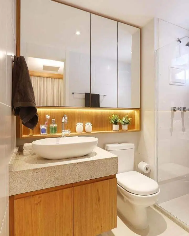 Granito branco Siena para banheiro pequeno com armários de madeira Foto Sesso & Dalanezi
