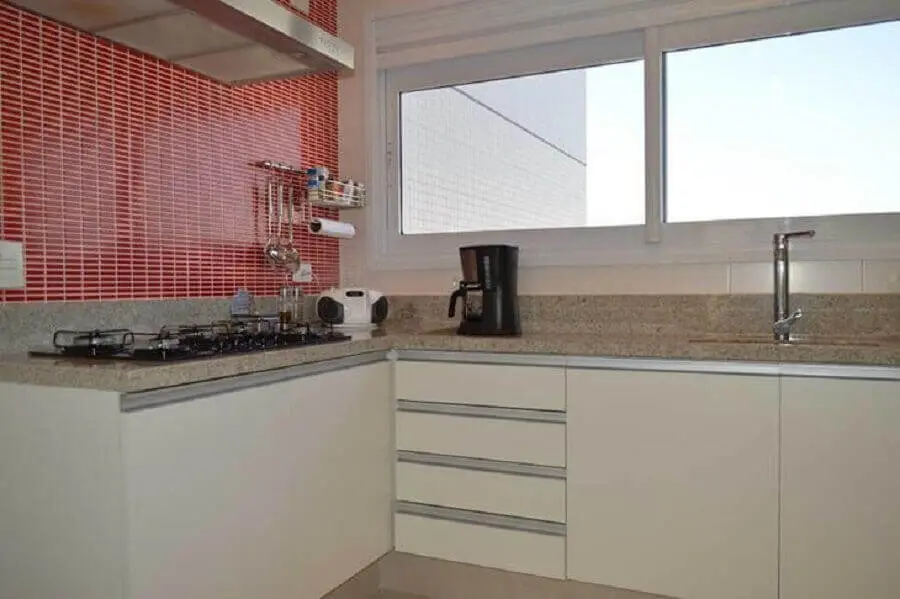 Granito branco Siena para decoração de cozinha com revestimento vermelho Foto Fabiana Rosello