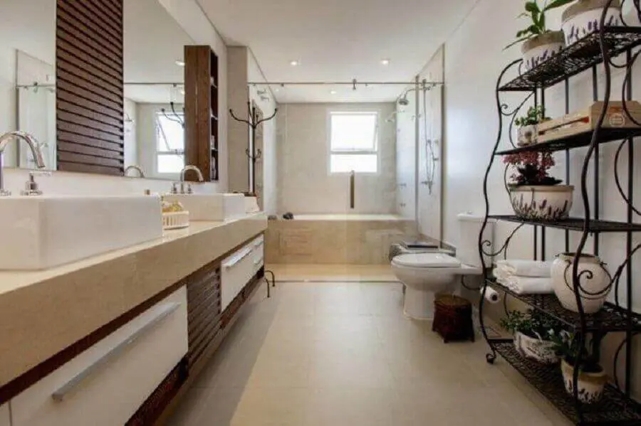 Granito branco marfim para decoração de banheiro amplo com banheira Foto Arquitetura 8