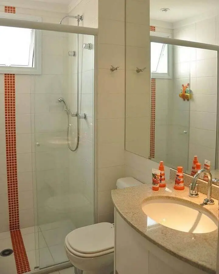 Granito branco marfim para decoração de banheiro pequeno com pastilhas laranjas Foto Marmorir Mármores e Granitos