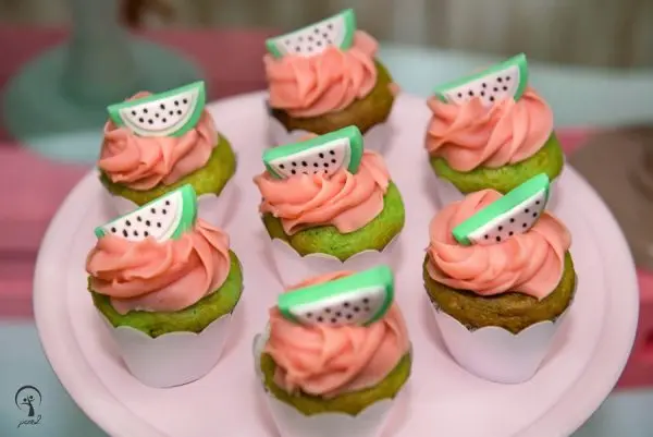 Os cupcakes sempre se destacam na decoração de aniversário simples. Fonte: Atelier Tati Sabino