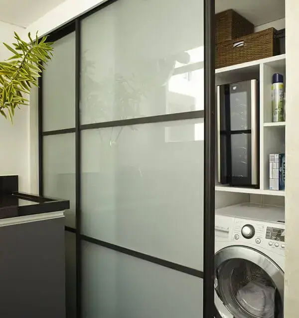 Os modelos de porta de correr com vidro jateado ou adesivado permitem esconder a área de serviço nos apartamentos