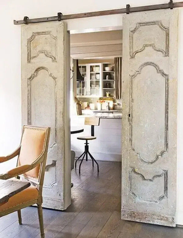 Os modelos de portas antigas com almofadas são resistentes e podem ser aproveitadas na decoração de ambientes modernos