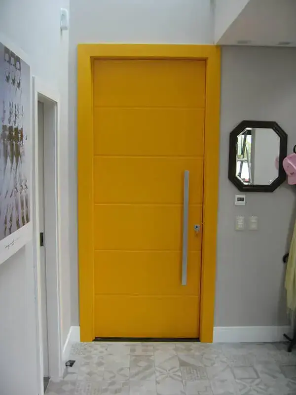 Os modelos de portas com pintura em laca amarela realçam a decoração