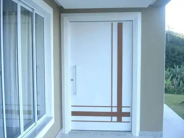 Os modelos de portas com pintura em laca são ideais para sala