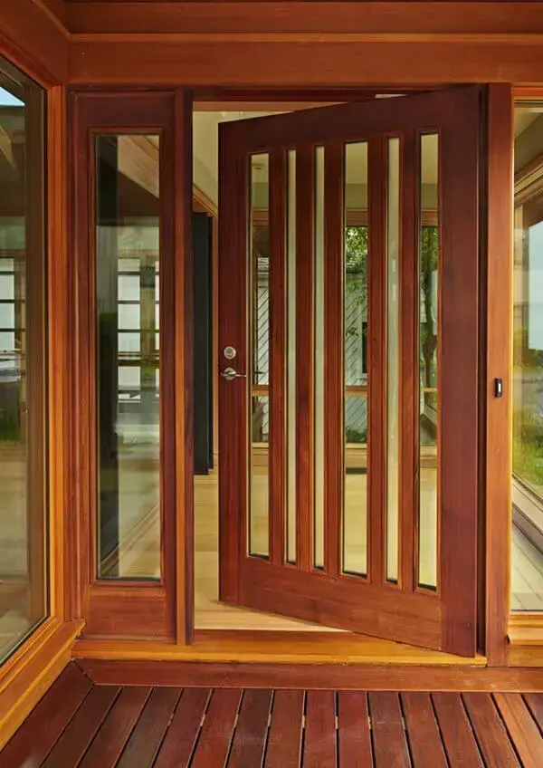 Os modelos de portas de madeira natural combinam com os elementos arquitetônicos do imóvel
