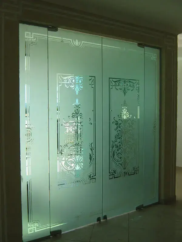 Os modelos de portas de vidro jateado são ideais para dividir ambientes