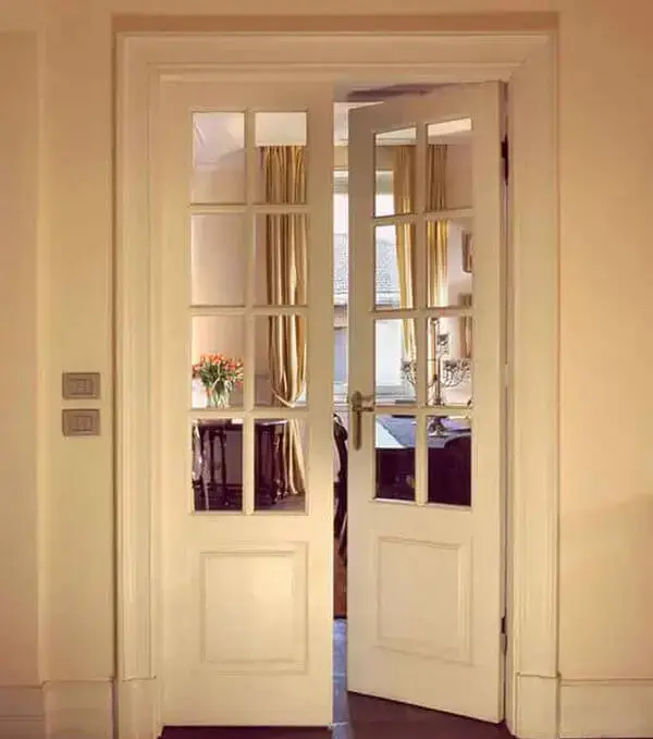 Os modelos de portas internas duplas com vidro são ideais para escritórios