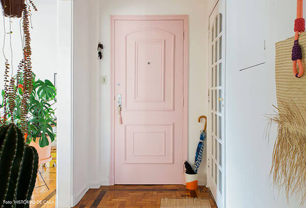 Os modelos de portas para casas em estilo clean podem ser pintadas em tons claros