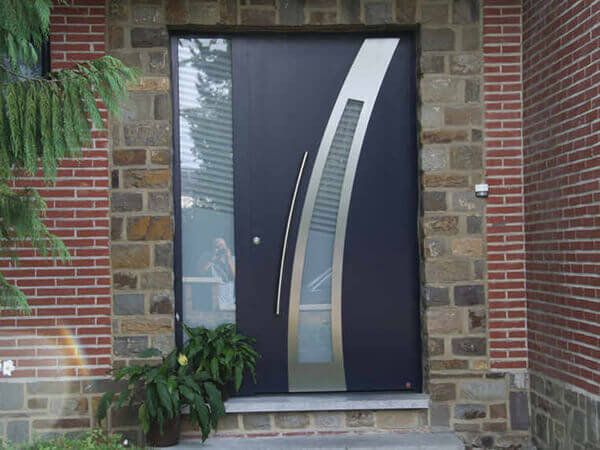 Os modelos de portas podem apresentar detalhes em vidro e alumínio