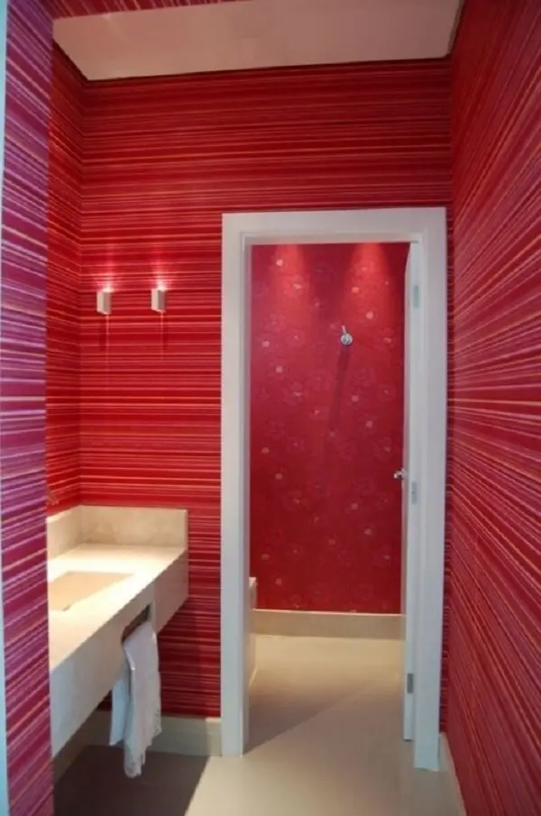 Papel de parede para lavabo vermelho cria uma sensação de amplitude