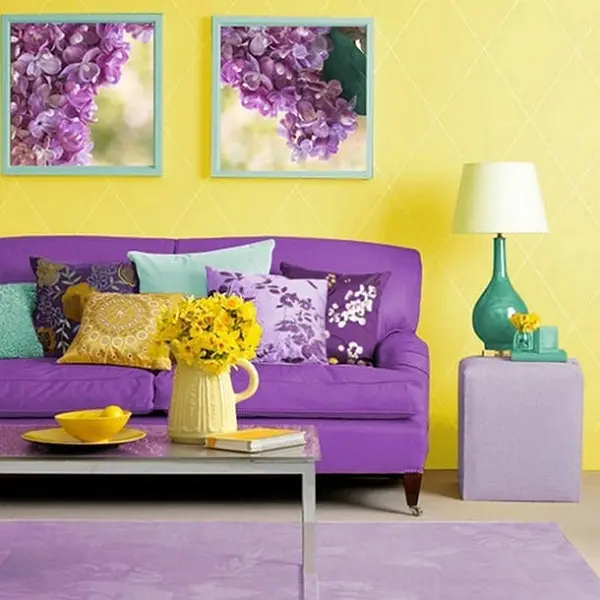 Roxo na decoração de sala de estar com parede amarela