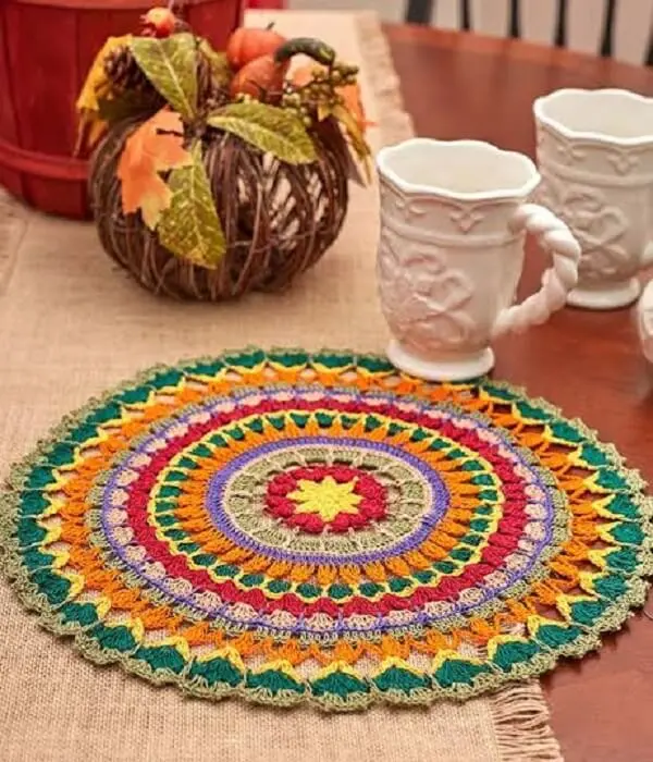 Sousplat de crochê colorido encanta a decoração da mesa