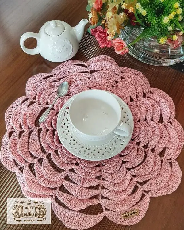 Sousplat de crochê em tom rosa cheio de bordados