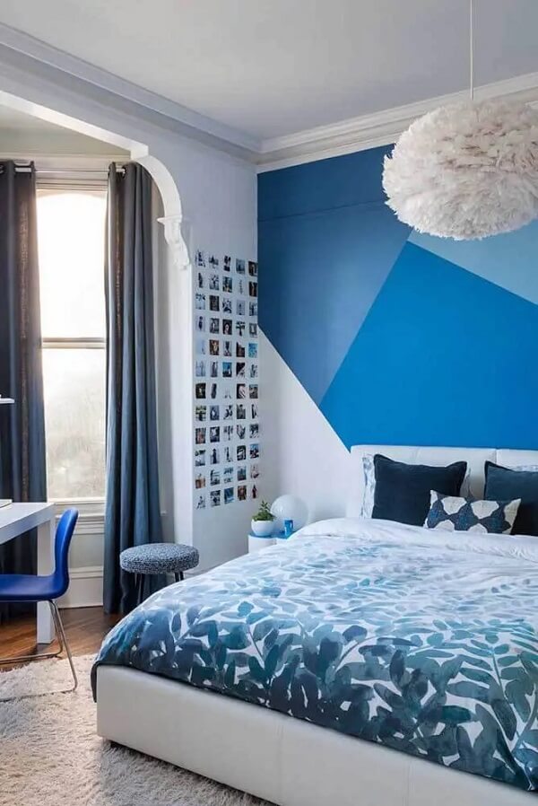 Tons de azul deixam a decoração desse quarto ainda mais especial