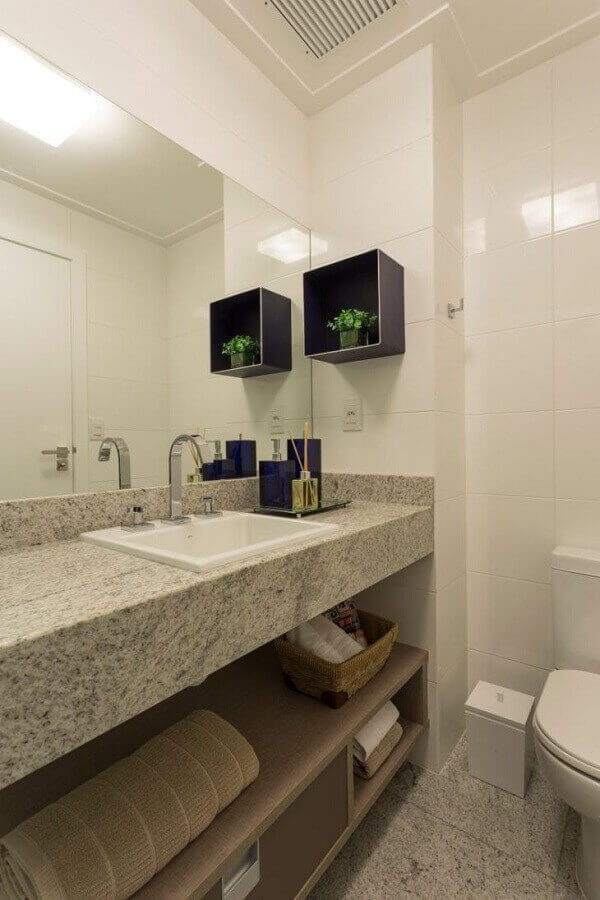 banheiro planejado com bancada de granito branco Foto Juliana Pippi
