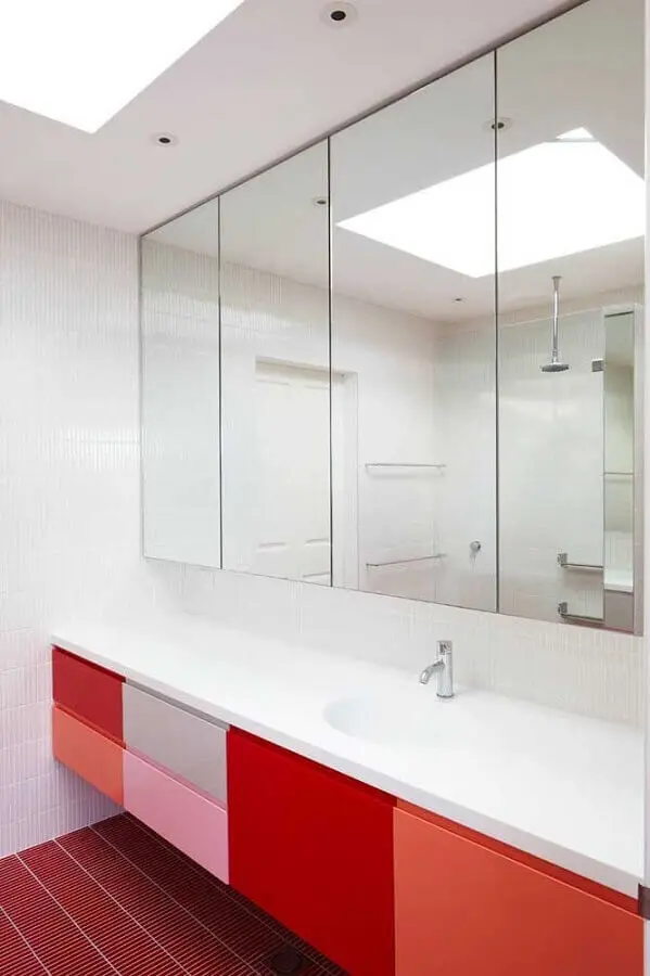 banheiro vermelho decorado com portas coloridas para armário Foto Bedroom Furniture