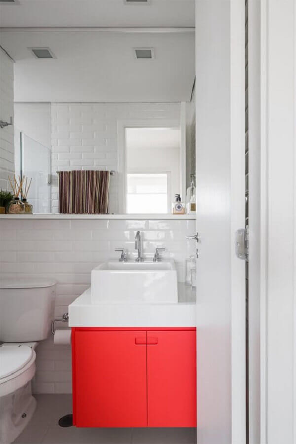 banheiro vermelho e branco decorado com gabinete pequeno e subway tile Foto limaonagua