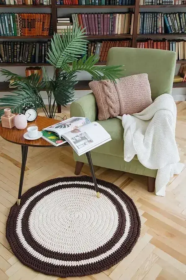 cantinho de leitura decorado com poltrona verde e tapete de crochê redondo branco e preto Foto Ideias Decor