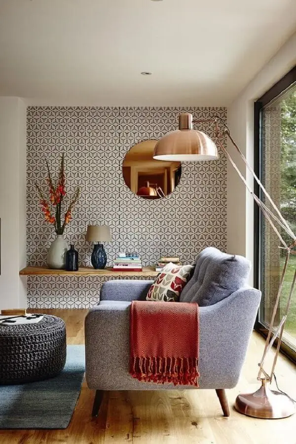 cobre na decoração da sala de estar com espelho redondo e luminária de chão Foto Trend Design Book