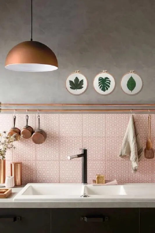 cobre na decoração de cozinha com parede cinza e rosa Foto Adoro Arquitetura