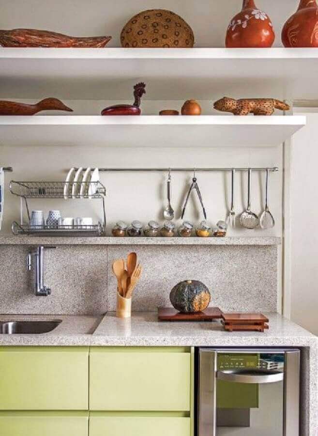 cozinha pequena decorada com prateleiras e bancada de granito branco Foto Design Forum