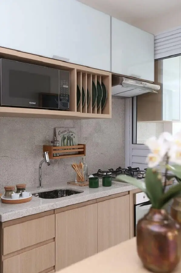 cozinha planejada com armários de madeira clara e granito branco Itaúnas Foto Melhor Cozinha