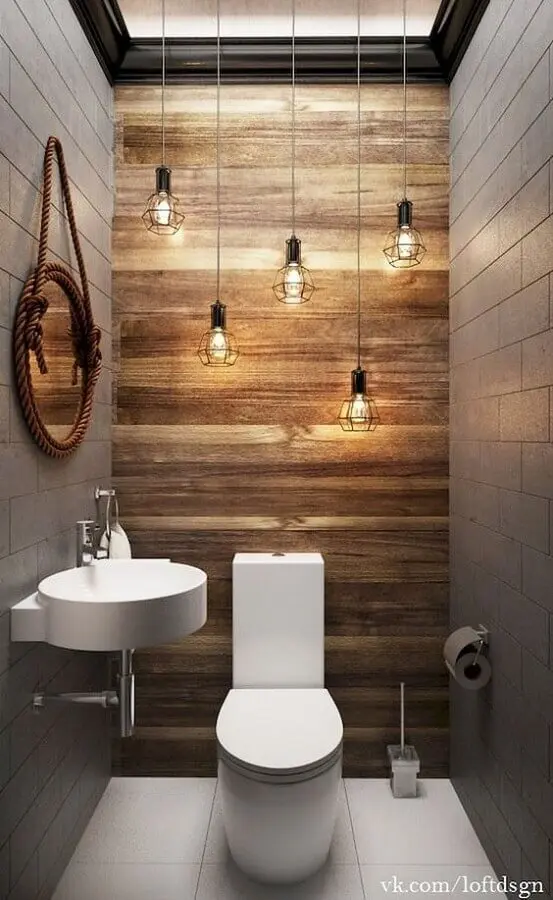 cuba pequena para lavabo decorado com revestimento de madeira e luminária pendente Foto Buna Incredere