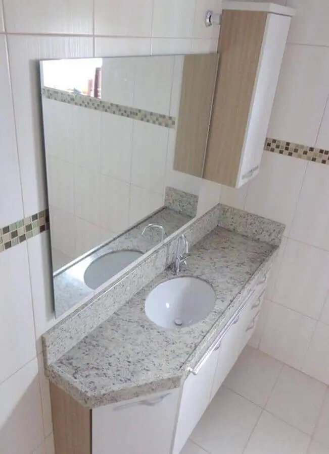 decoração banheiro com bancada de Granito branco Ceará e faixa de pastilha de vidro Foto Grupo Comelli