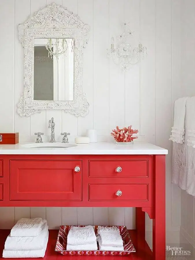 decoração clássica para banheiro vermelho e branco com espelho provençal Foto Better Homes