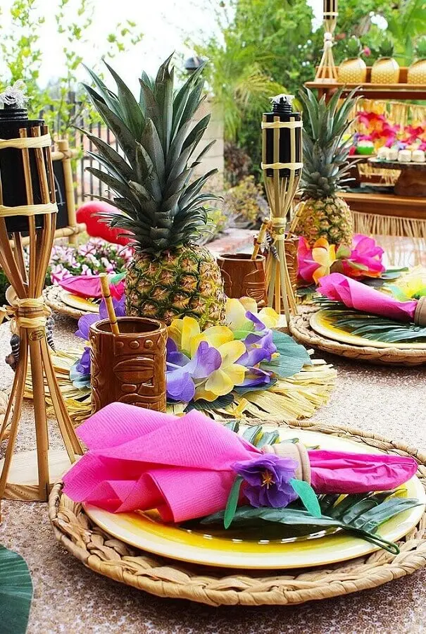 decoração colorida para mesa de festa luau com abacaxi e sousplat rústico Foto Assetproject