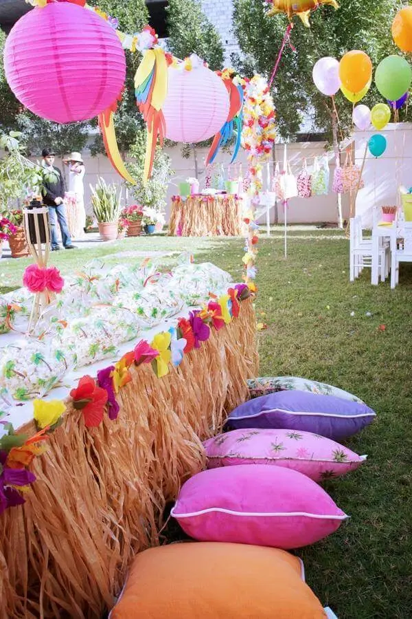 decoração coloridas para festa havaiana luau Foto Andrea Velame