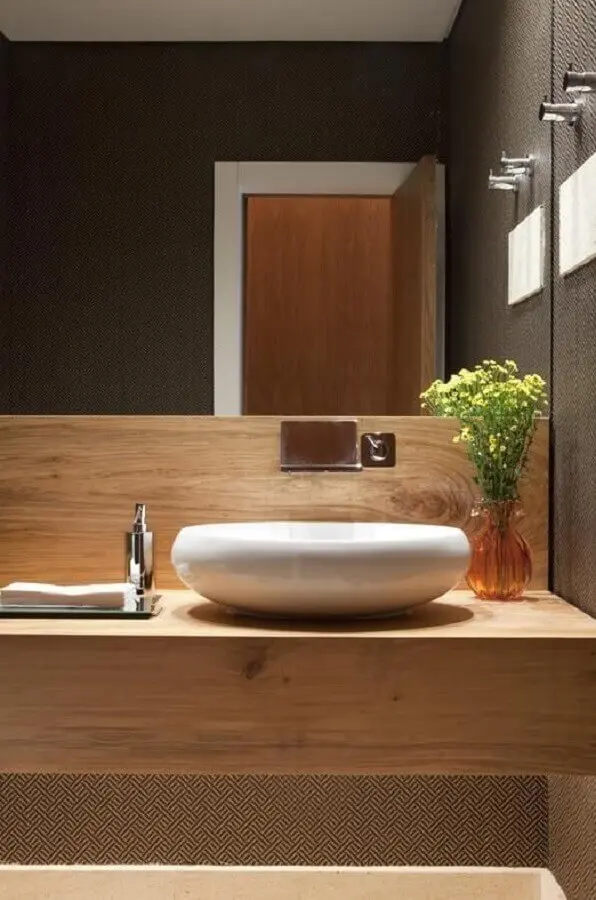 decoração com cuba de apoio para lavabo com bancada de madeira Foto Messa Penna Arquitetura e interiores