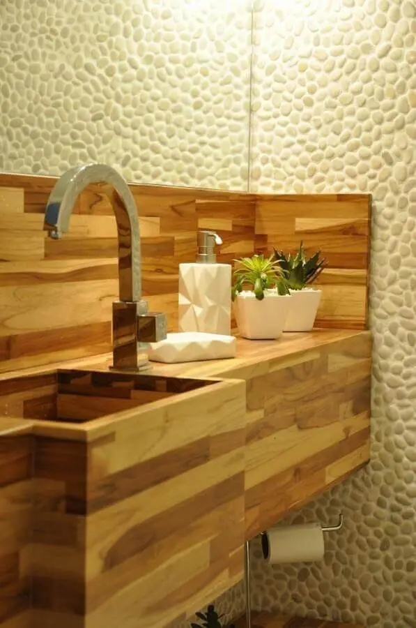 decoração com cuba de madeira para lavabo com revestimento de pedra Foto Piso em Madeira