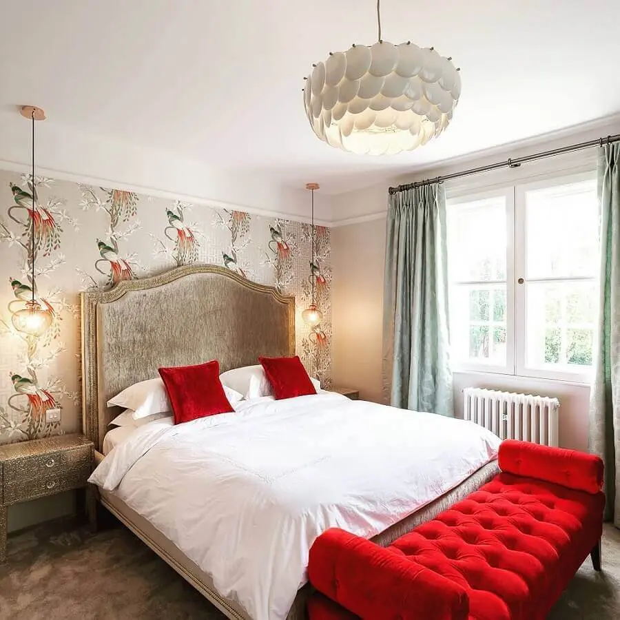 decoração com estilo clássico para quarto de casal com tons de vermelho e papel de parede Foto Sue Murphy