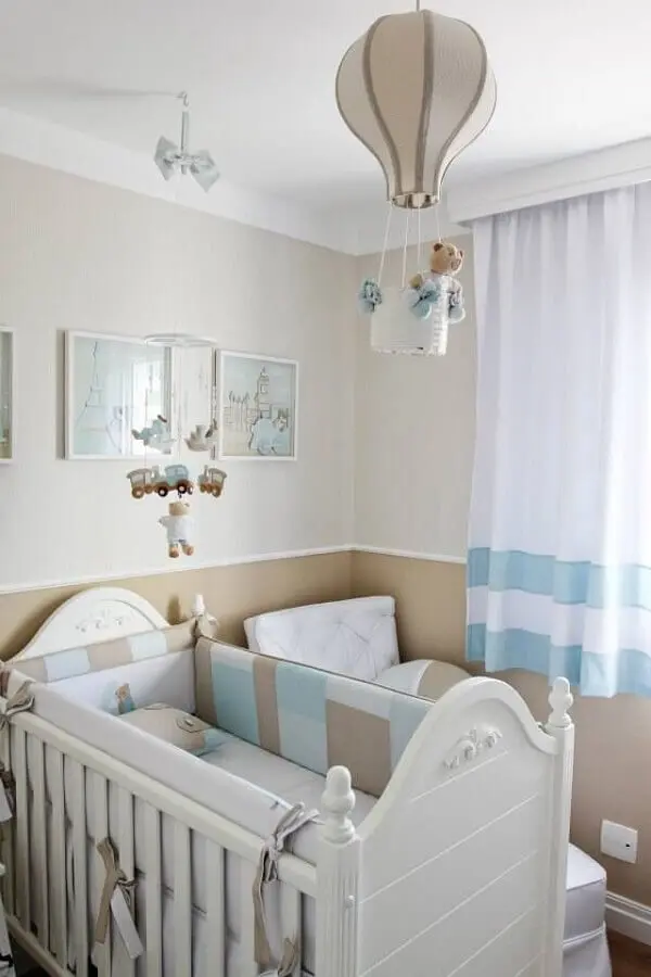 decoração com lustre balão para quarto de bebê azul e bege Foto Ideias de Casa