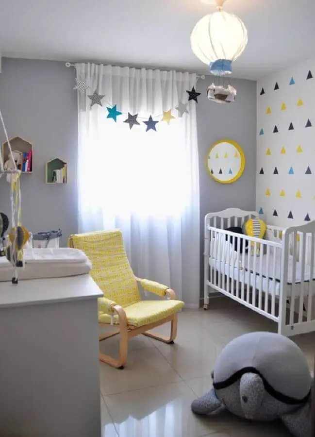 decoração com lustre balão para quarto de bebê cinza e amarelo Foto Mama365