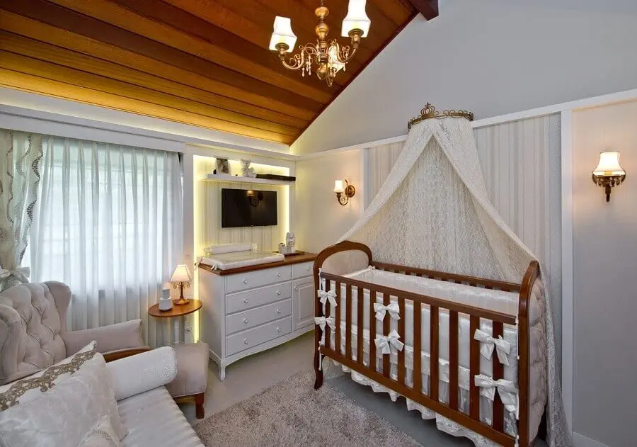 decoração com lustre para quarto de bebê com berço de madeira e tapete felpudo Foto Espaço do Traço Arquitetura