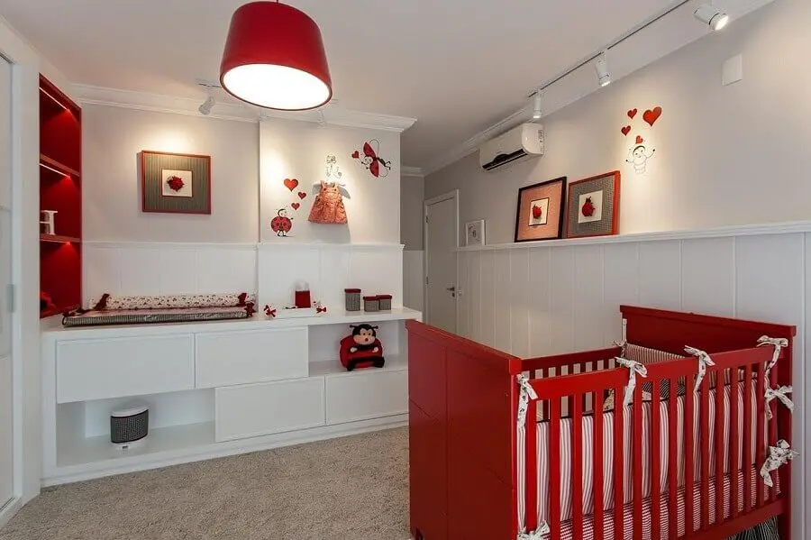 decoração com lustre para quarto de bebê vermelho e branco Foto Juliana Pippi