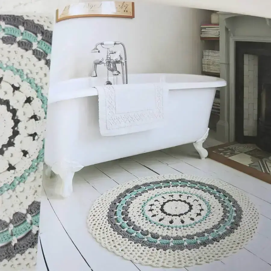 decoração com tapete de crochê para banheiro com banheira Foto Fashion Bubbles