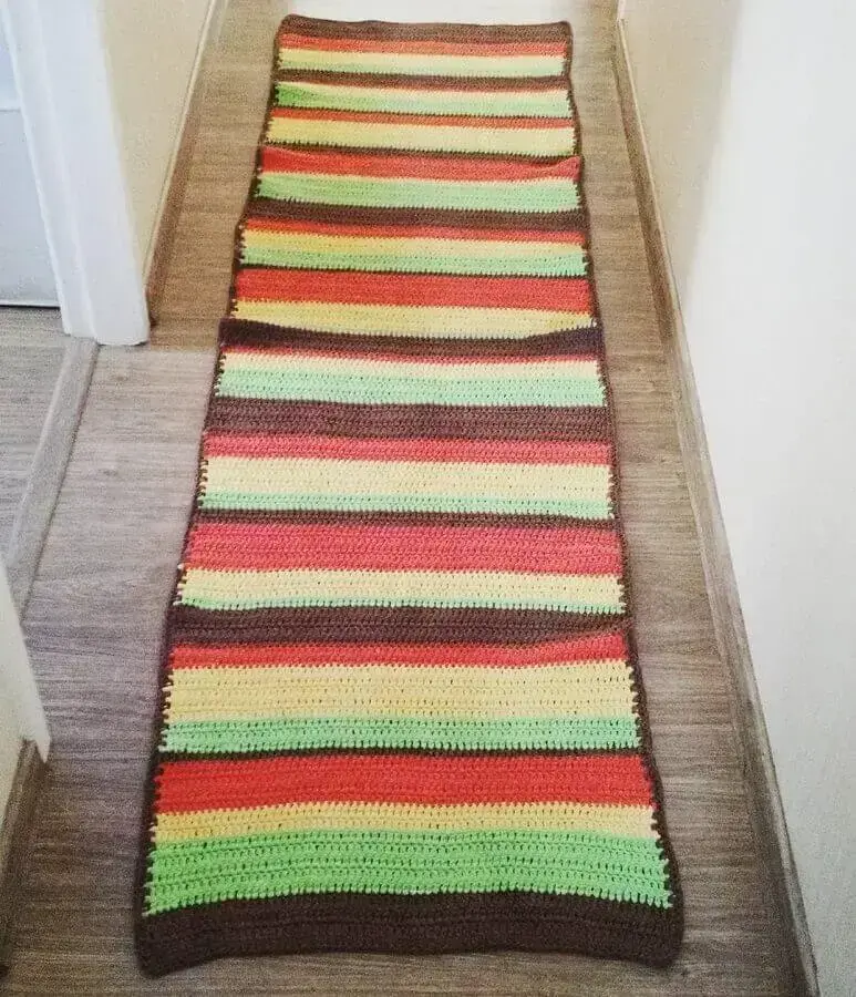 decoração corredor com tapete de crochê simples com listras coloridas Foto Sarah Miranda