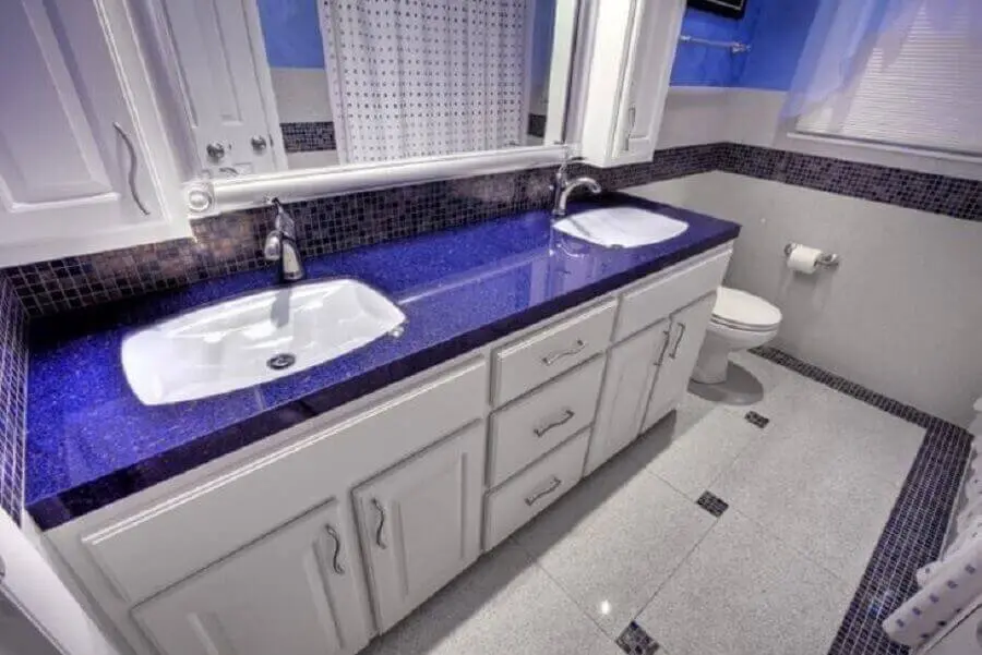 decoração de banheiro com bancada azul e piso de granito branco Foto Granite Transformations