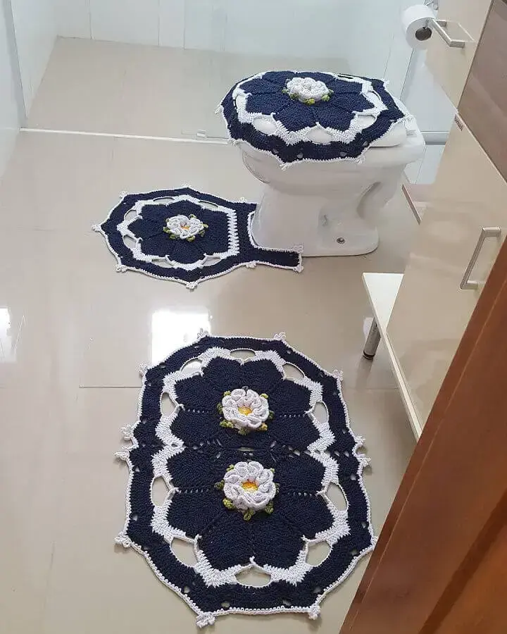 decoração de banheiro com tapete de crochê com flores Foto Artesanato Passo a Passo!