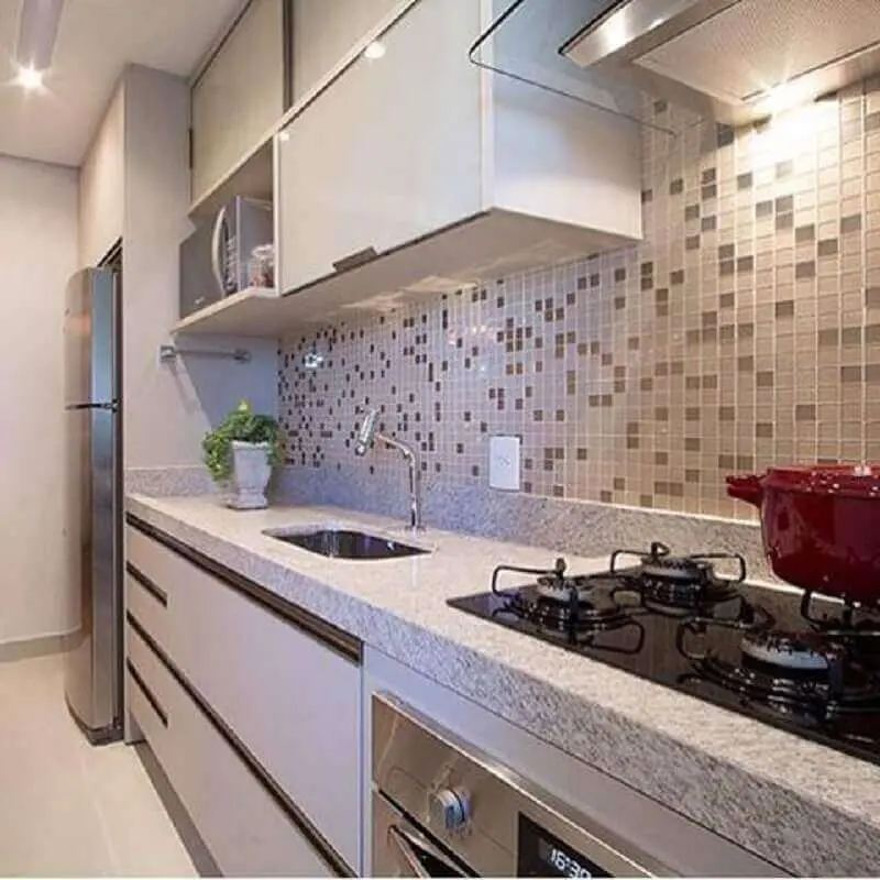 decoração de cozinha com bancada de granito branco e pastilha como revestimento de parede Foto Booz Móveis Planejados